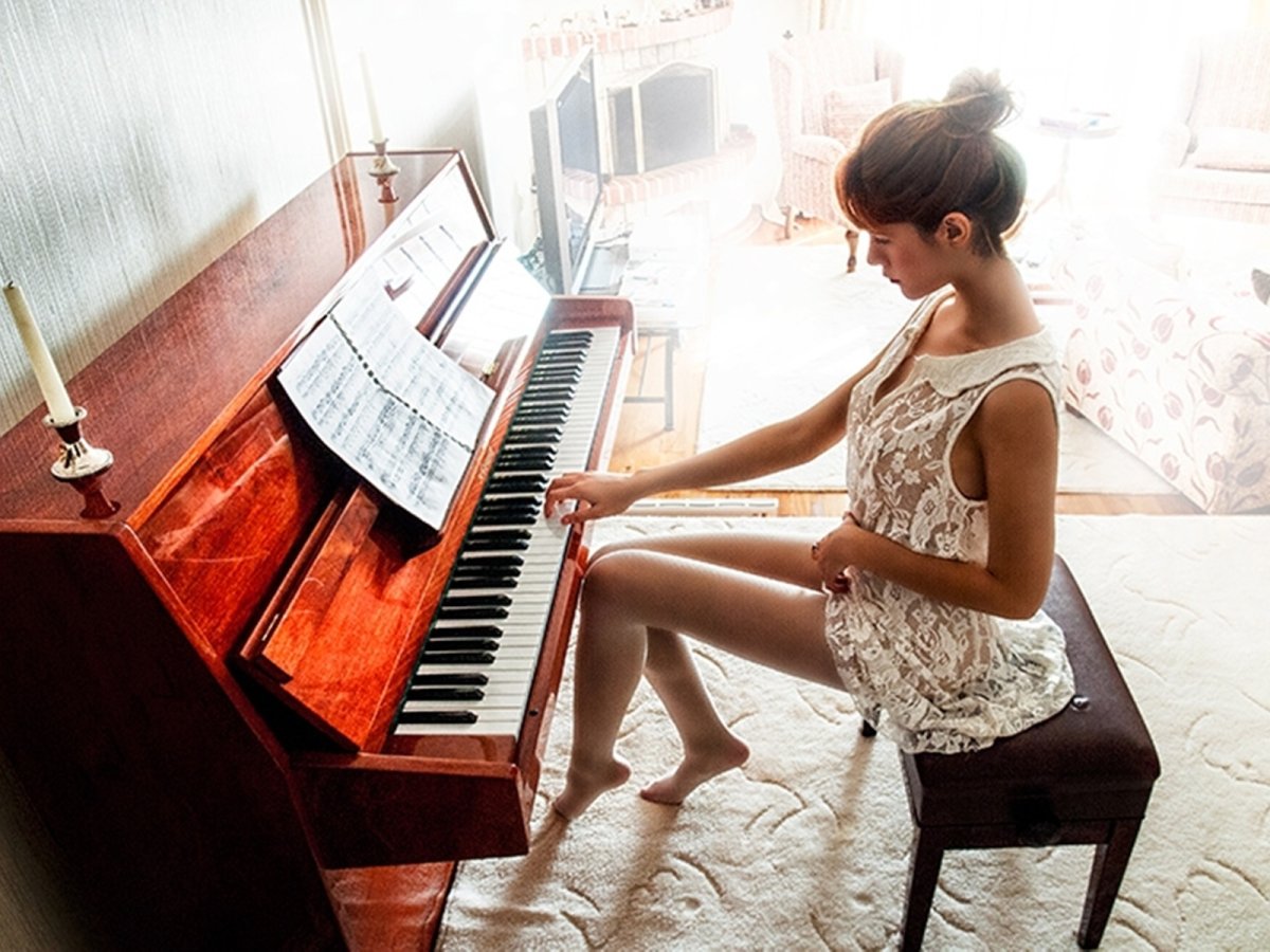 Девочка за роялем