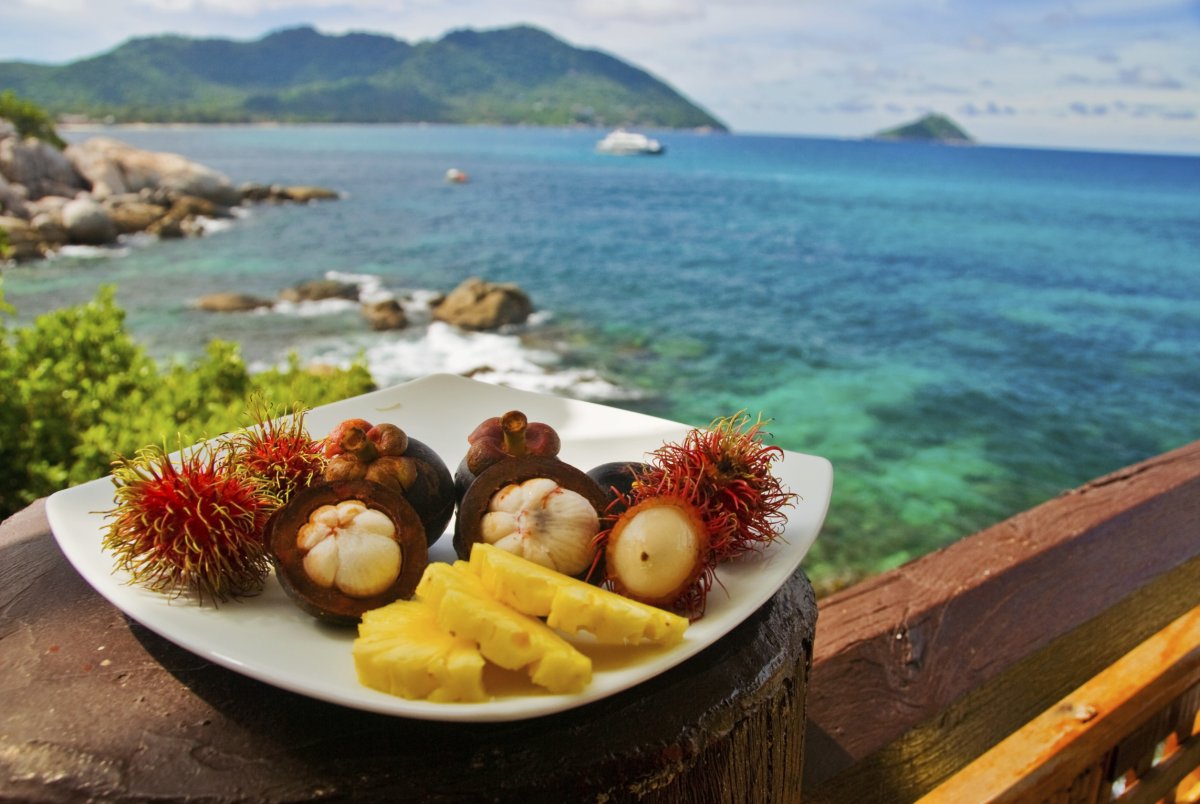 Тайские фрукты на тарелке