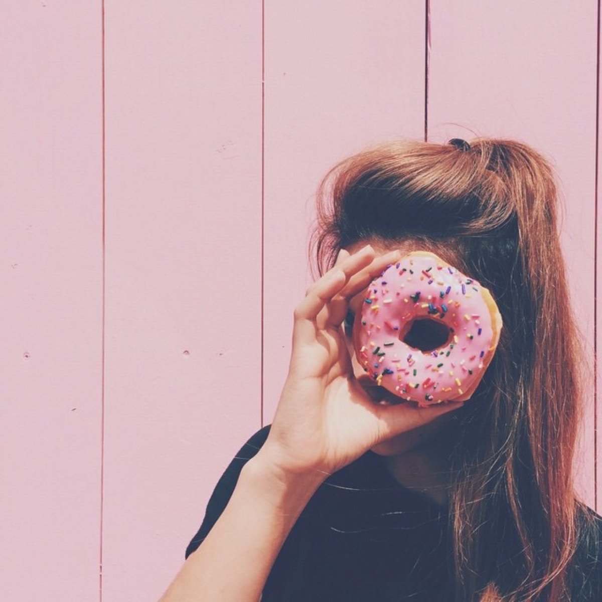 Девушка на вершине горы