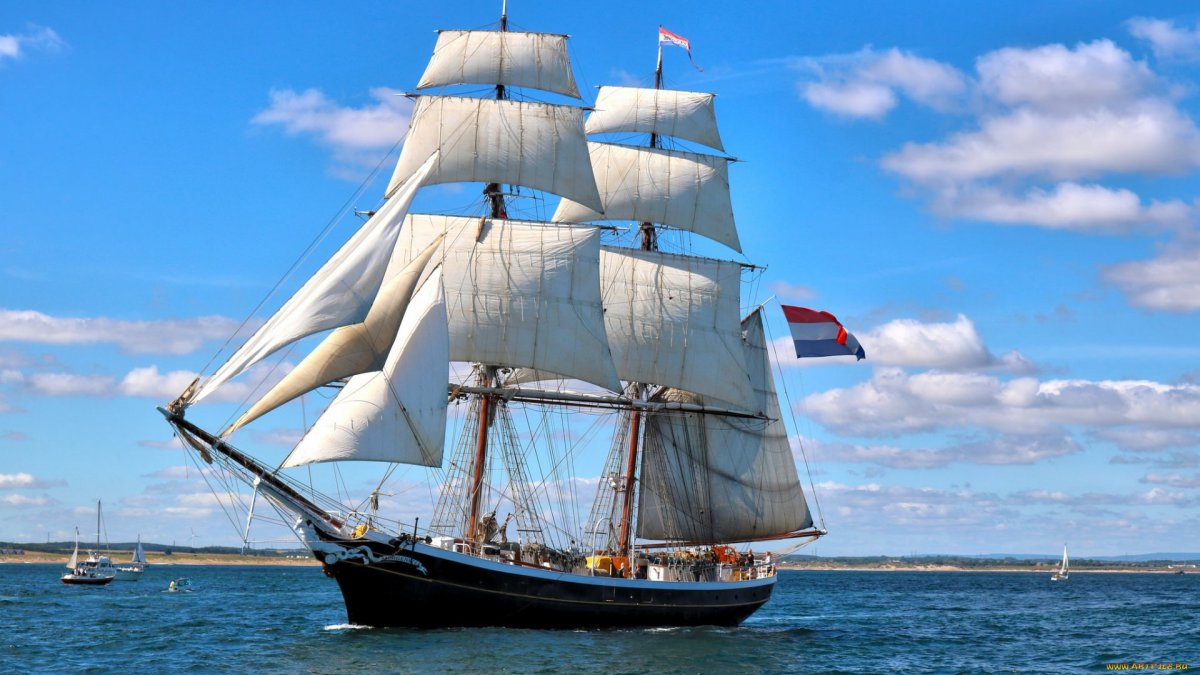 Мультяшный кораблик плывет