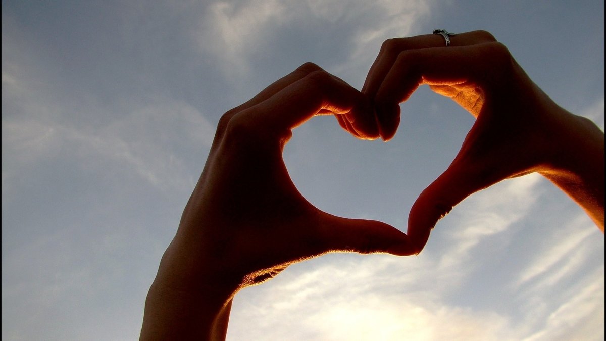 Брюнетка с парнем летом