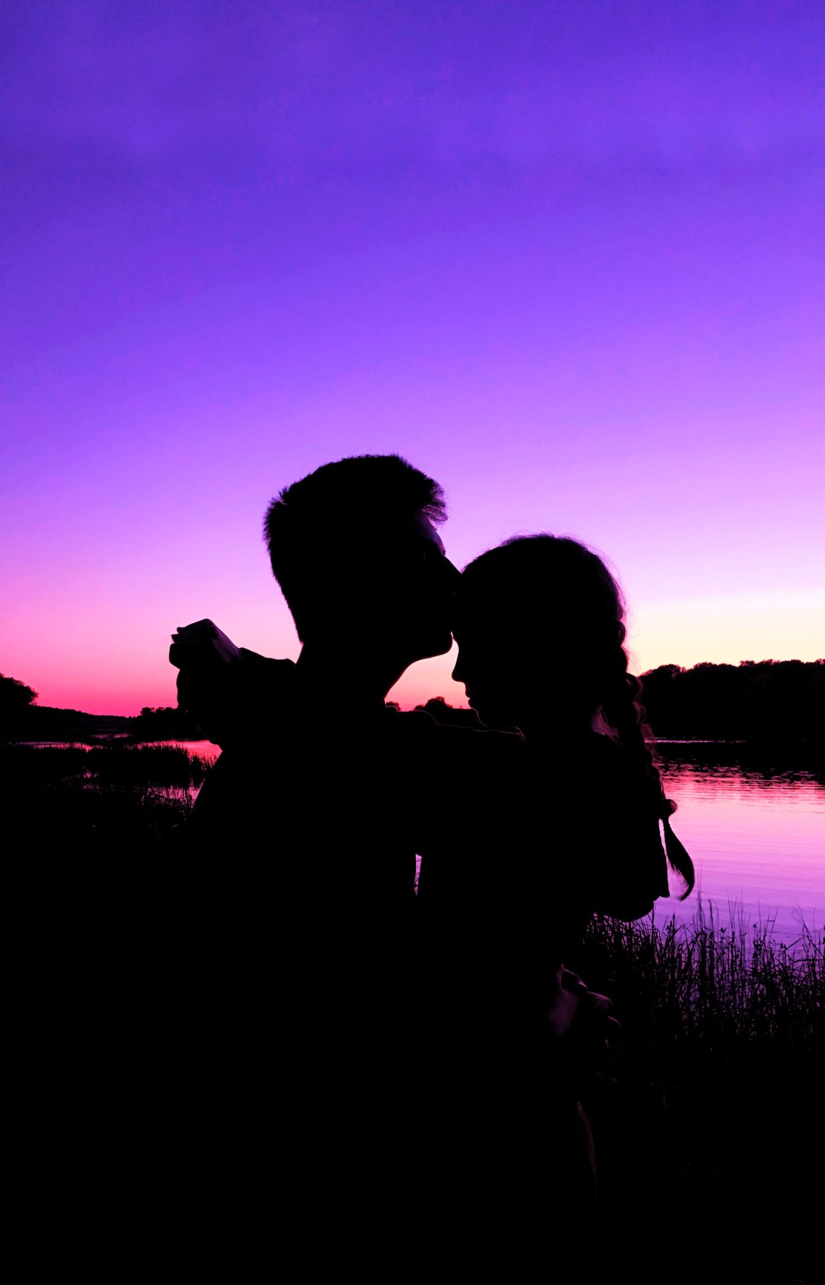 Пара подростков на закате