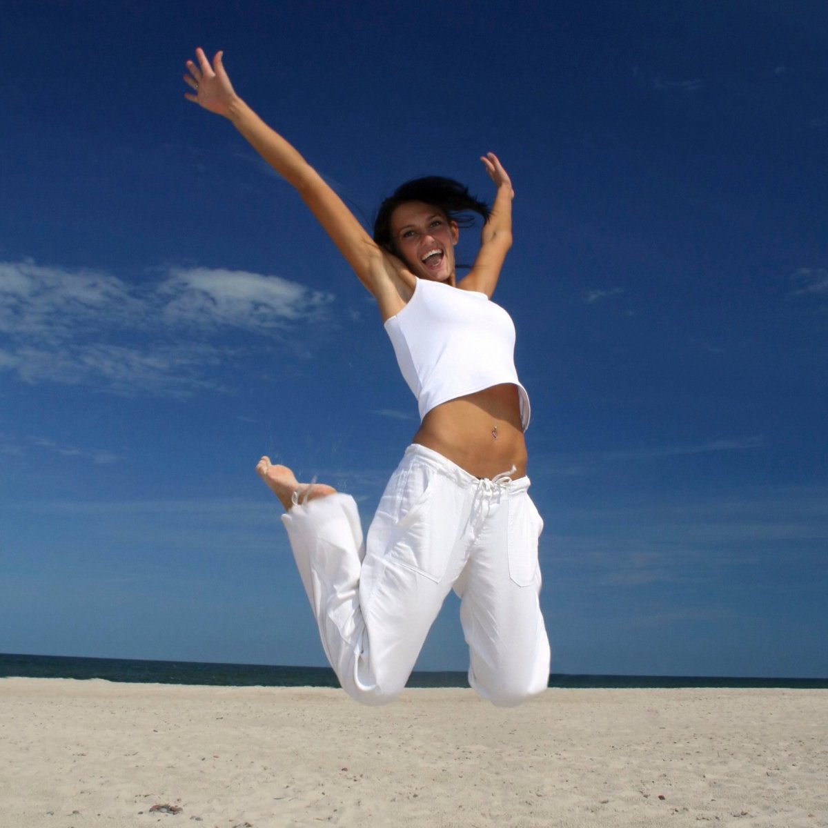 Девушка с макбуком