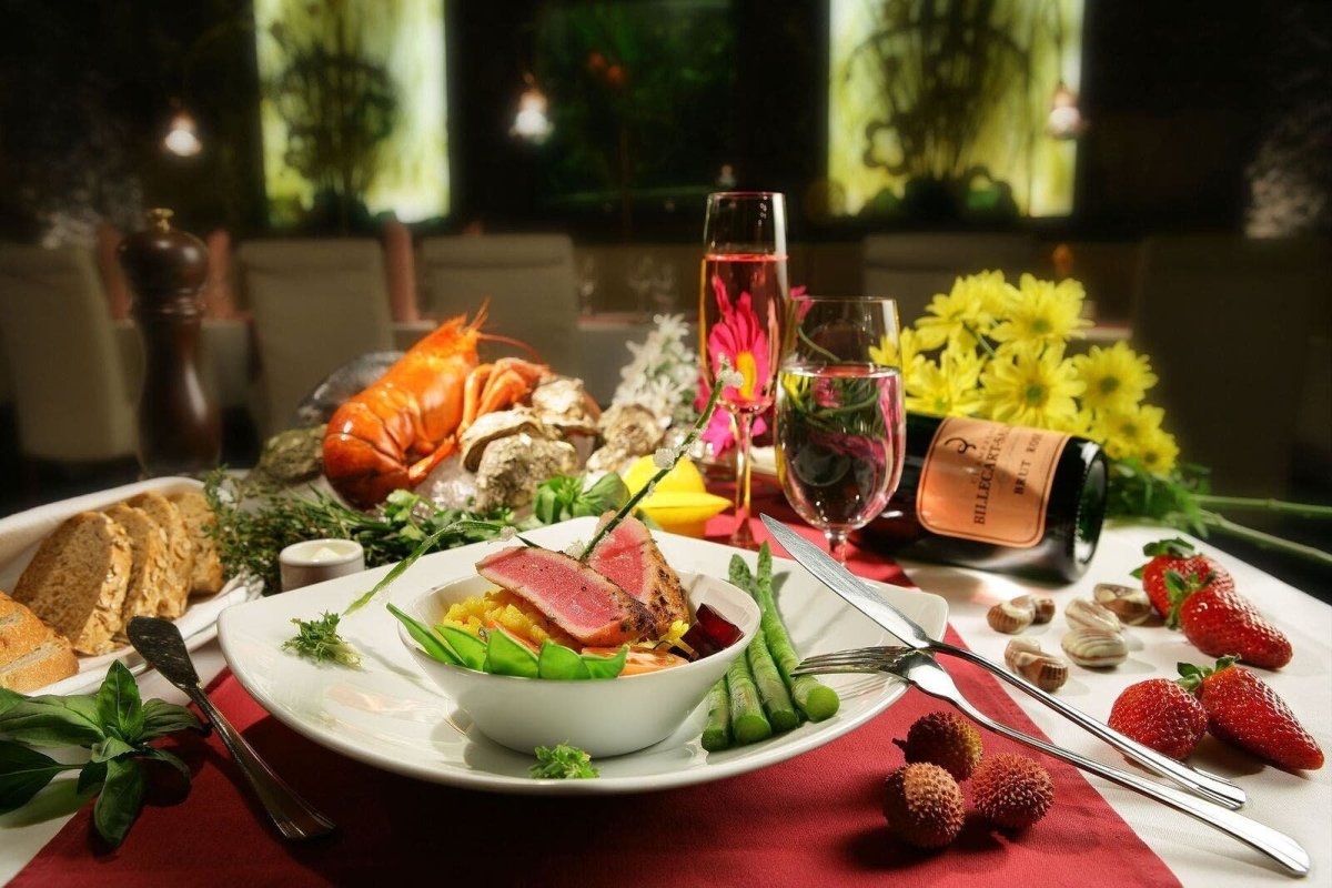 Стол в ресторане с едой