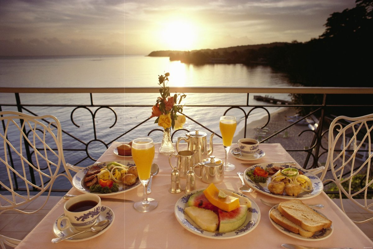 Столик на двоих вид на море