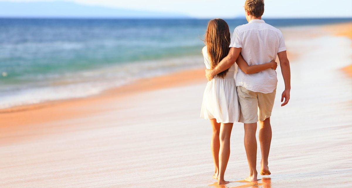 Влюбленная пара на берегу моря