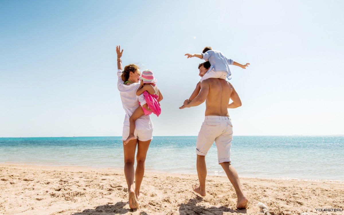 Счастливая семья на море