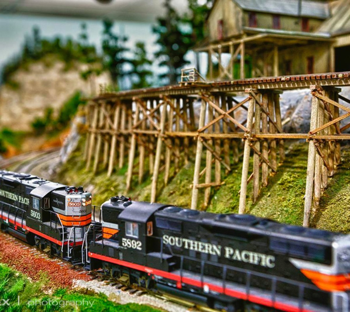 Игрушечный поезд на красивом фоне