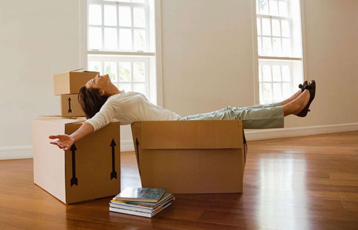 Женщина в новой квартире