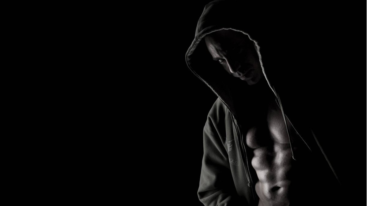 Человек в маске и капюшоне