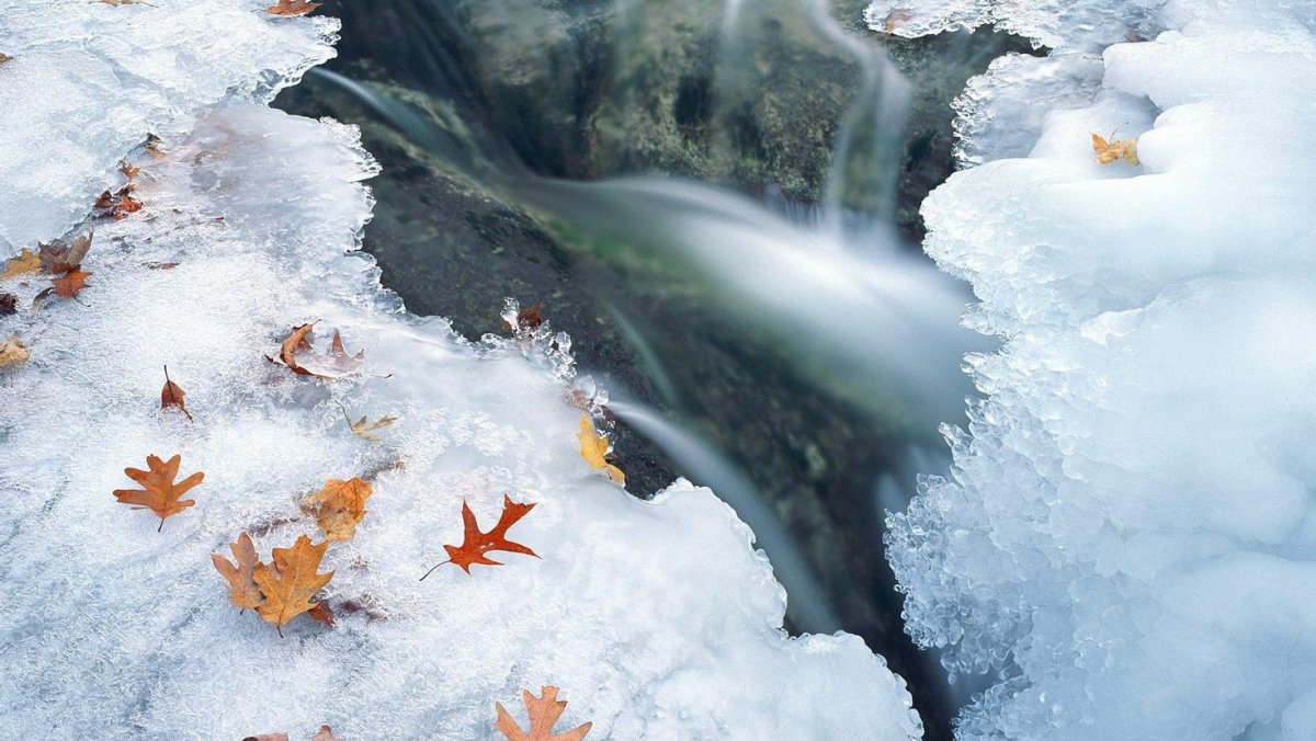 Река подо льдом