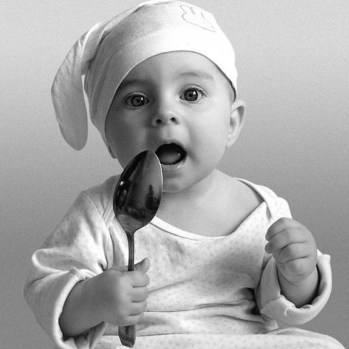 Младенец с ложкой
