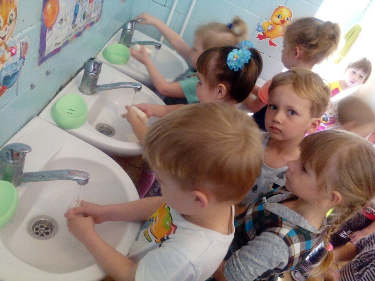 Дети моют руки в детском саду