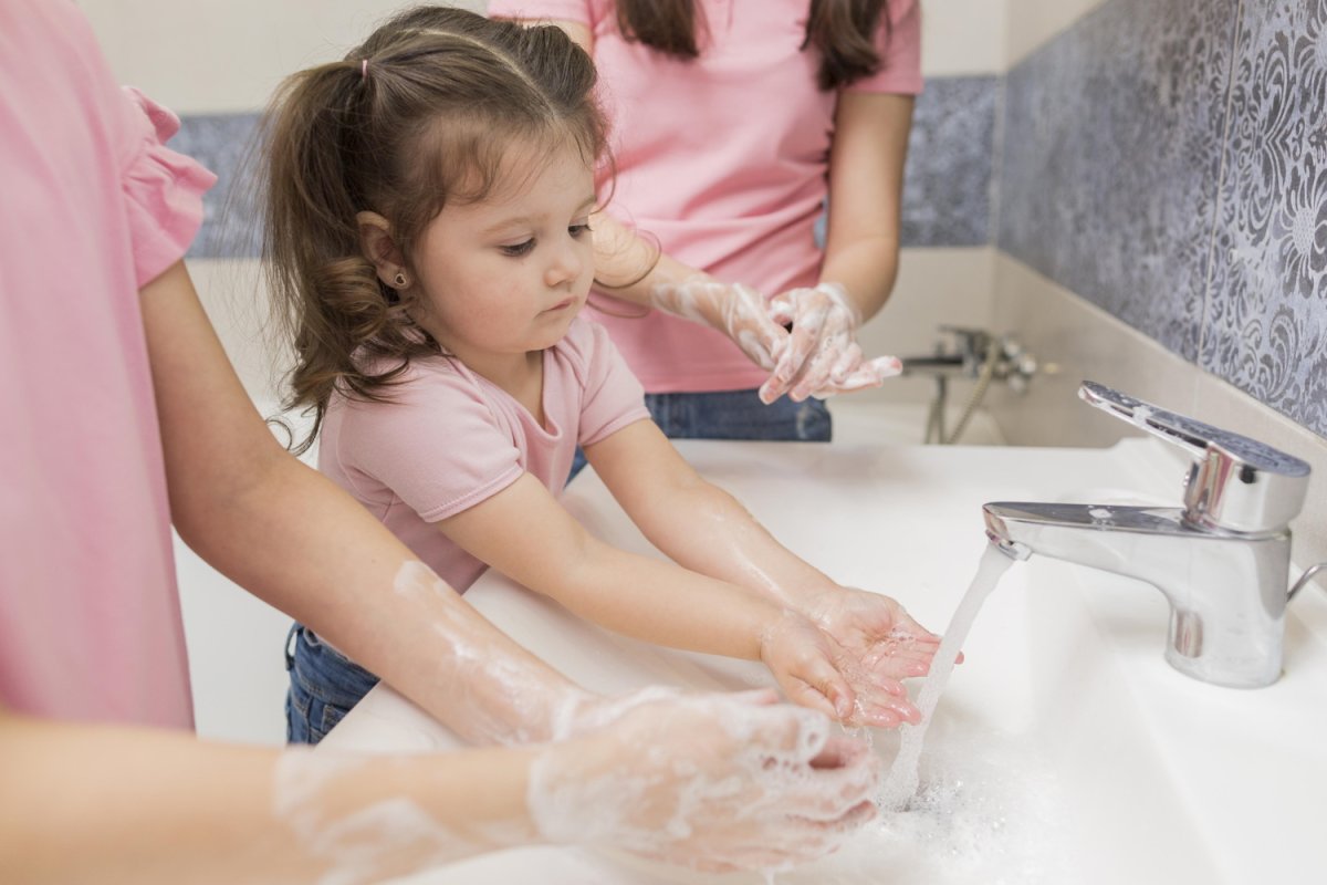 Девочка моет руки