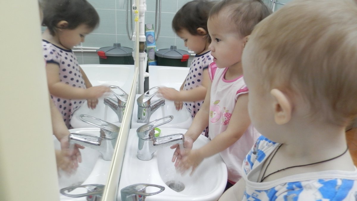 Умывание детей в детском саду