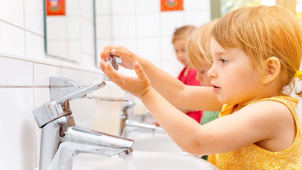 Ребенок моет руки