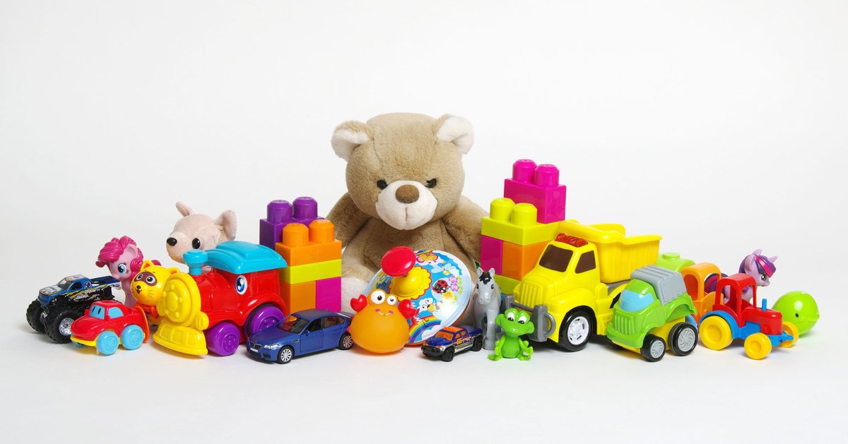 Ассортимент игрушек на белом фоне