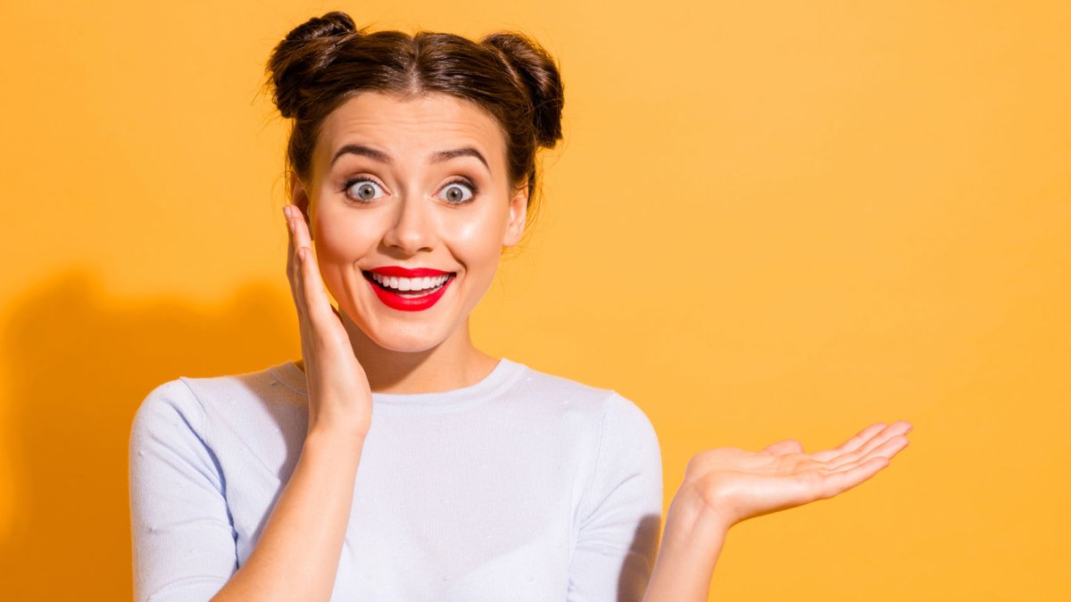 Удивленная девушка на однотонном фоне