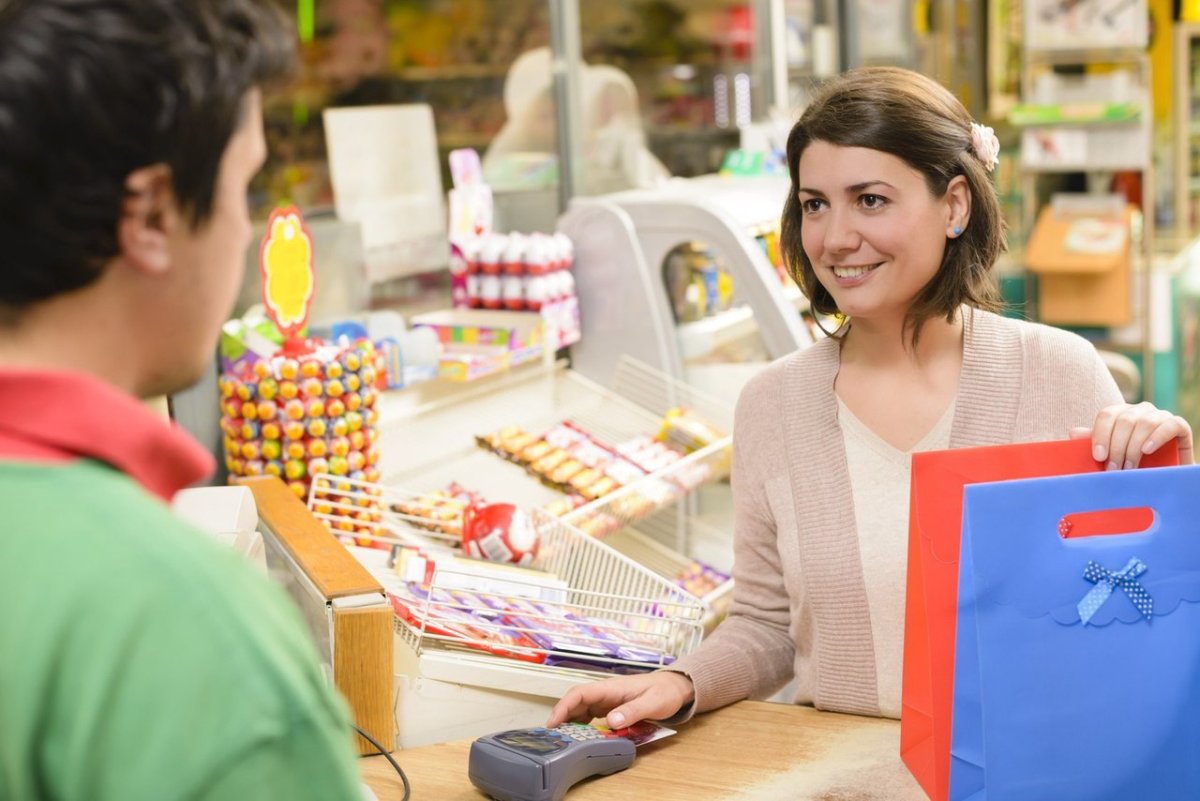 Продавец в магазине подарков