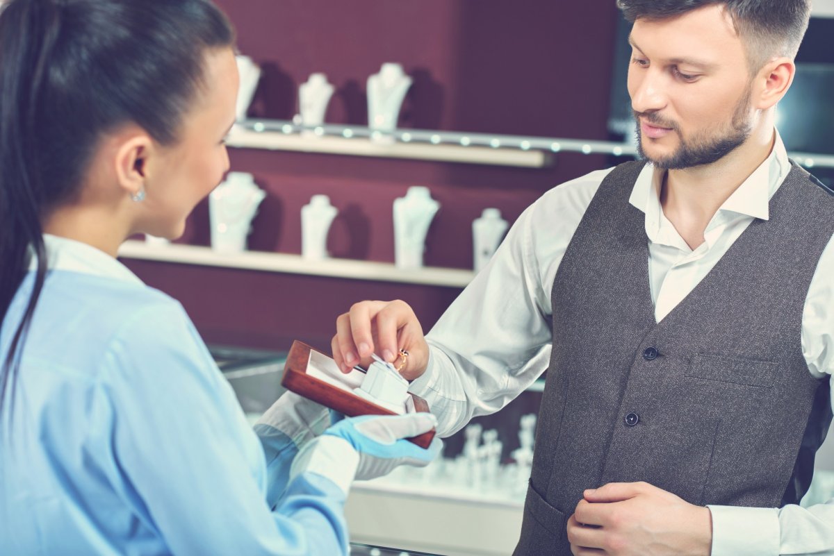 Покупатель в ювелирном магазине