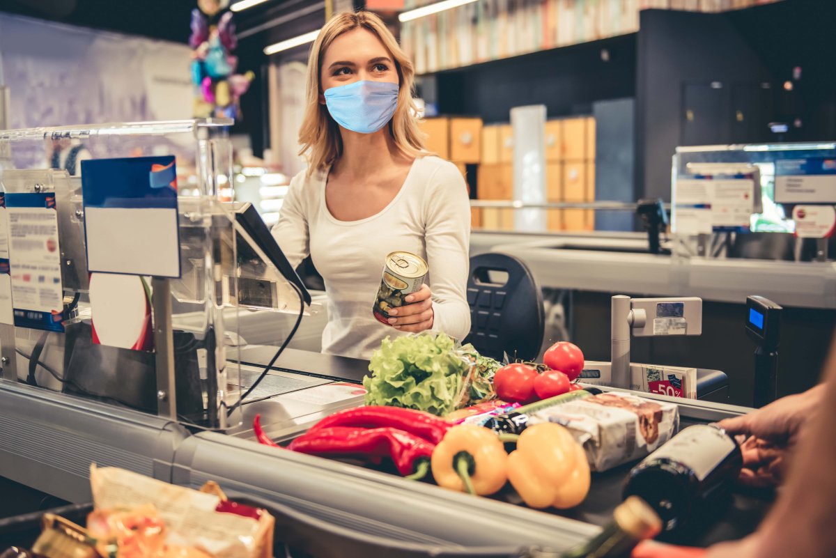 Продавец на кассе в супермаркете