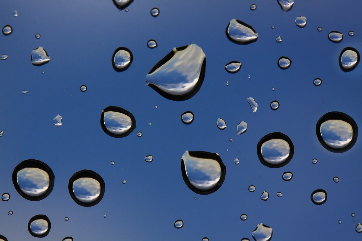 Радужная капелька росы