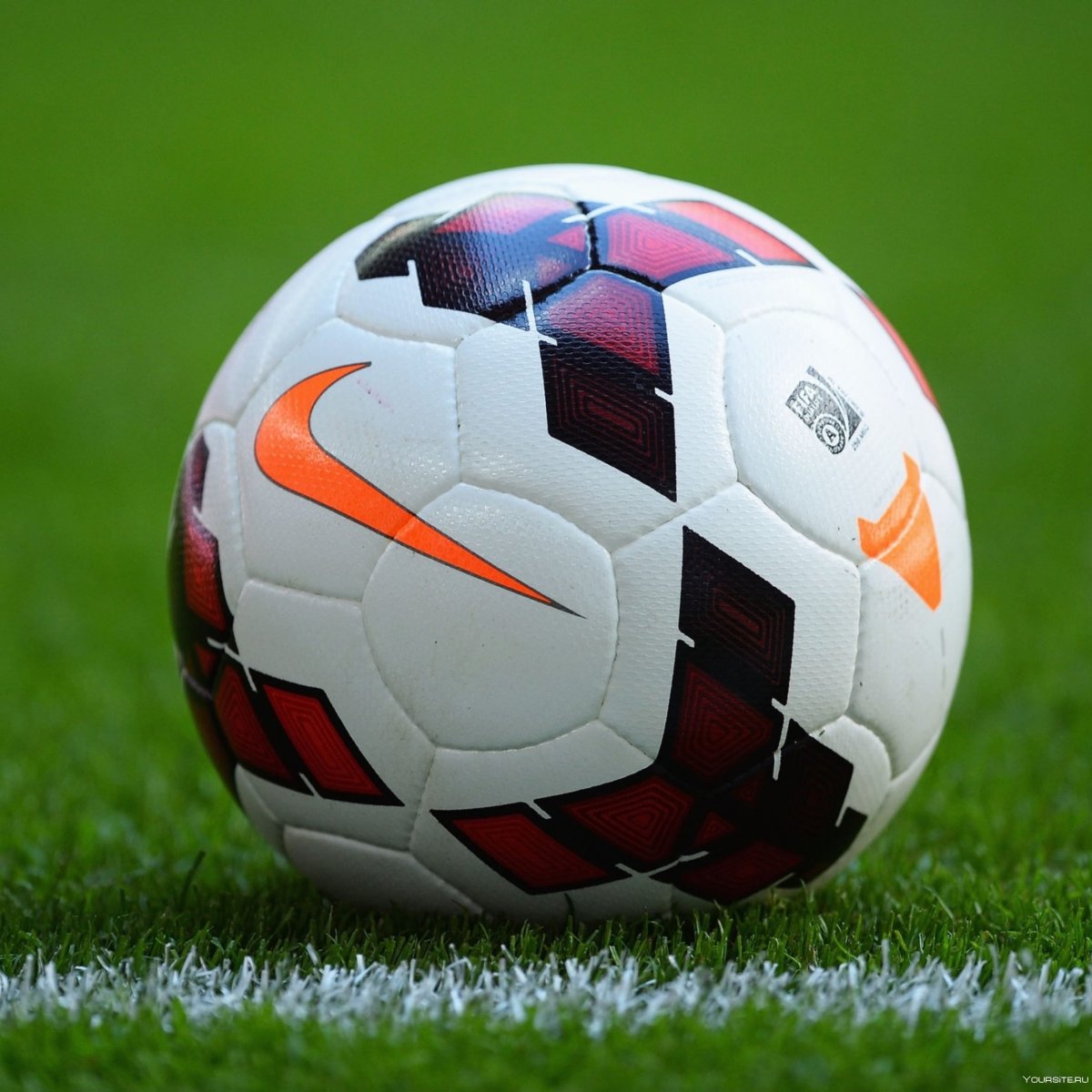 Красивый футбольный мяч