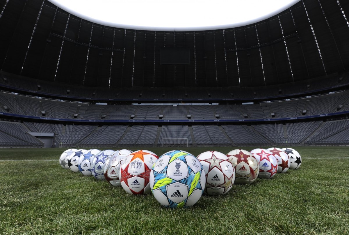 Много мячей на футбольном поле