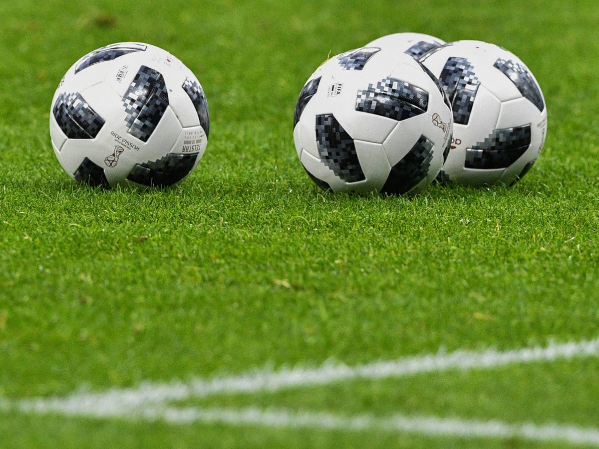 Три футбольных мяча