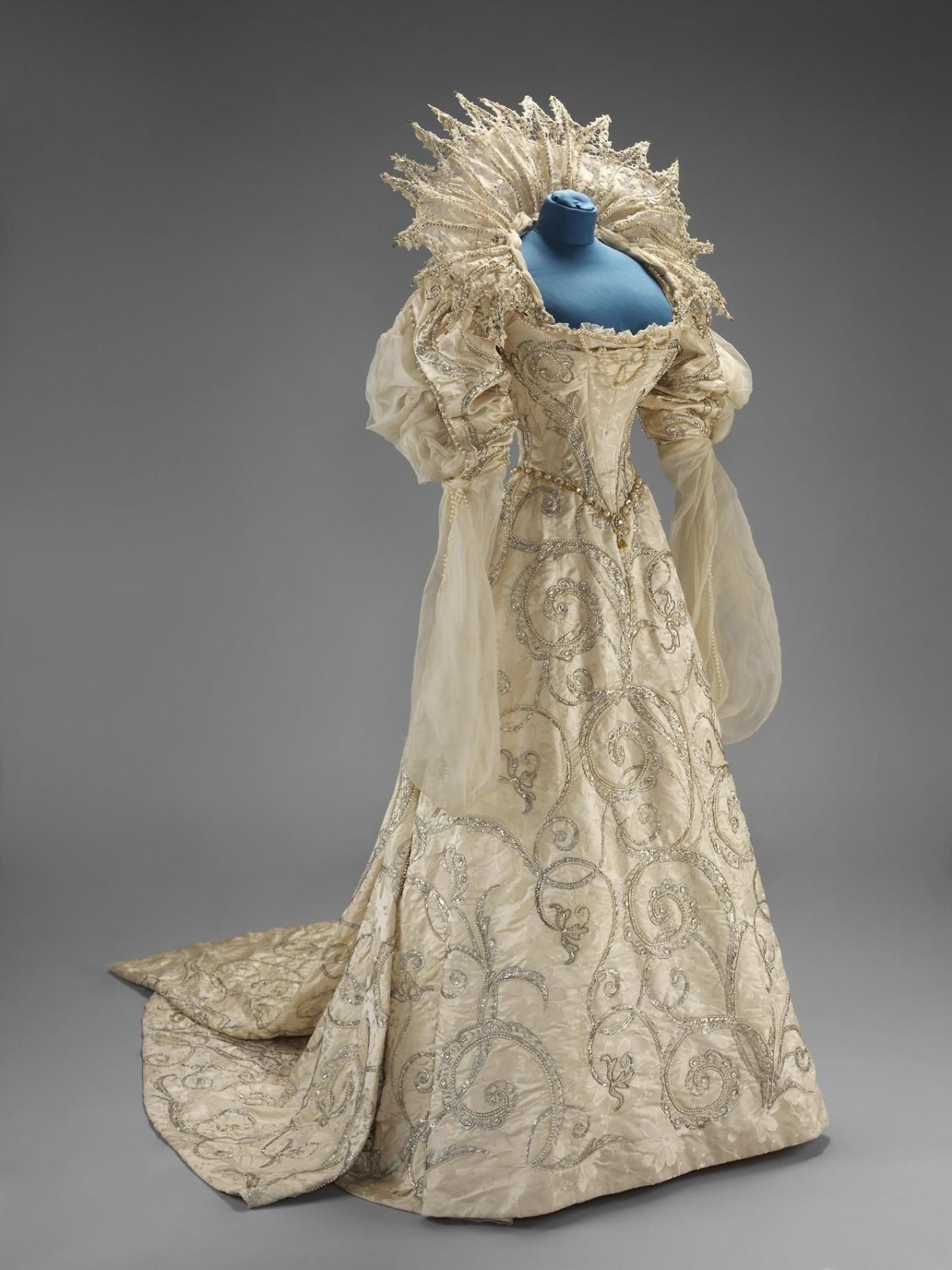 Коричневый костюм жениха