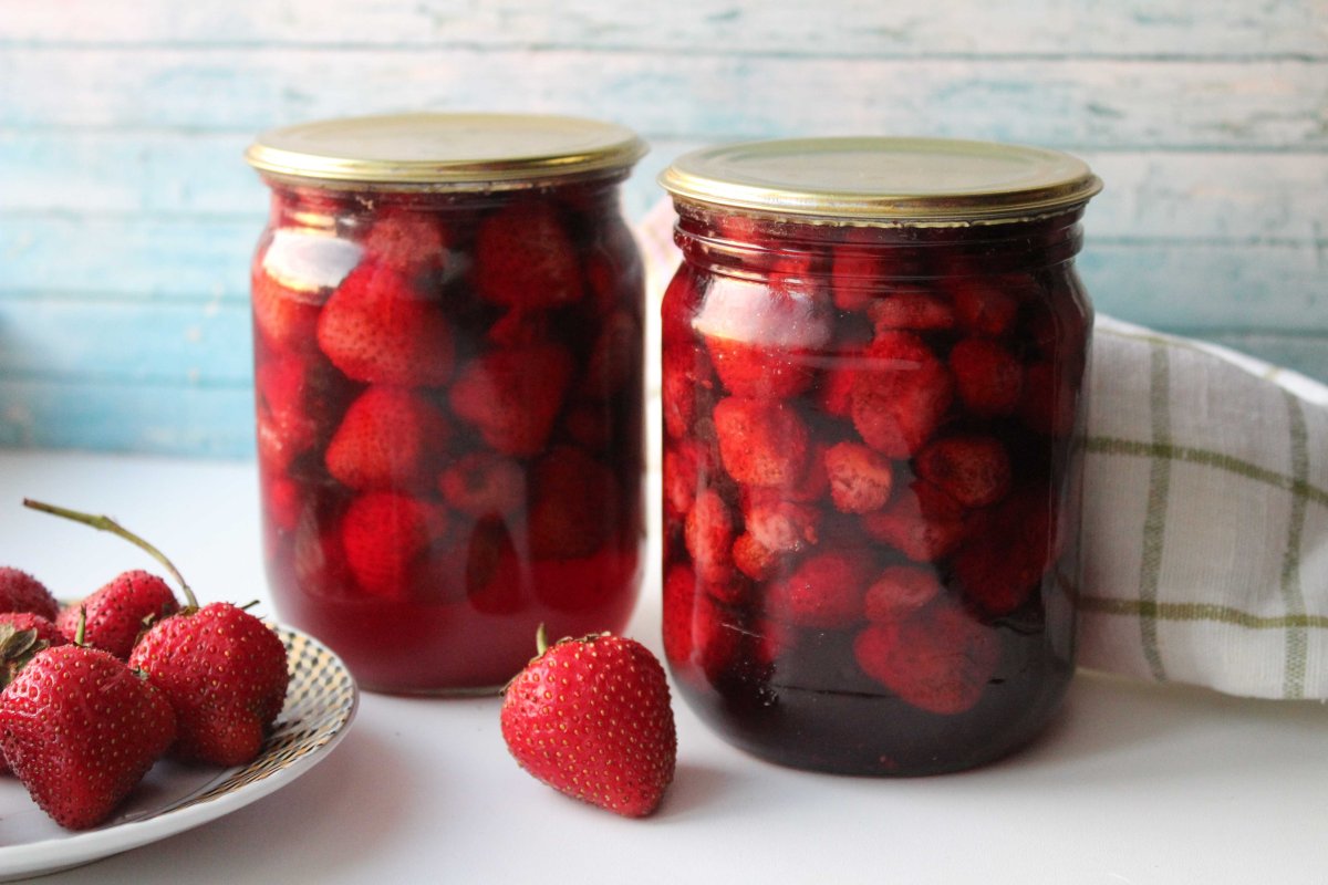 Банка клубничного варенья