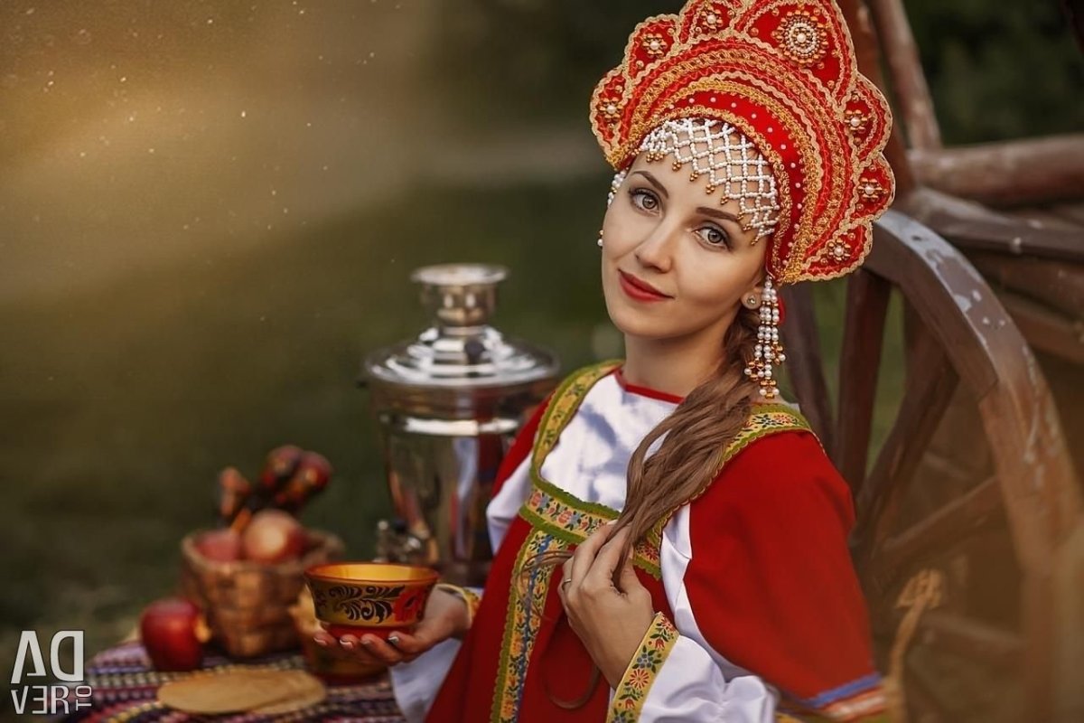 Девушка в сарафане и кокошнике
