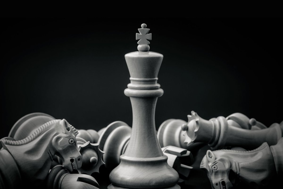 Король в шахматах на черном фоне