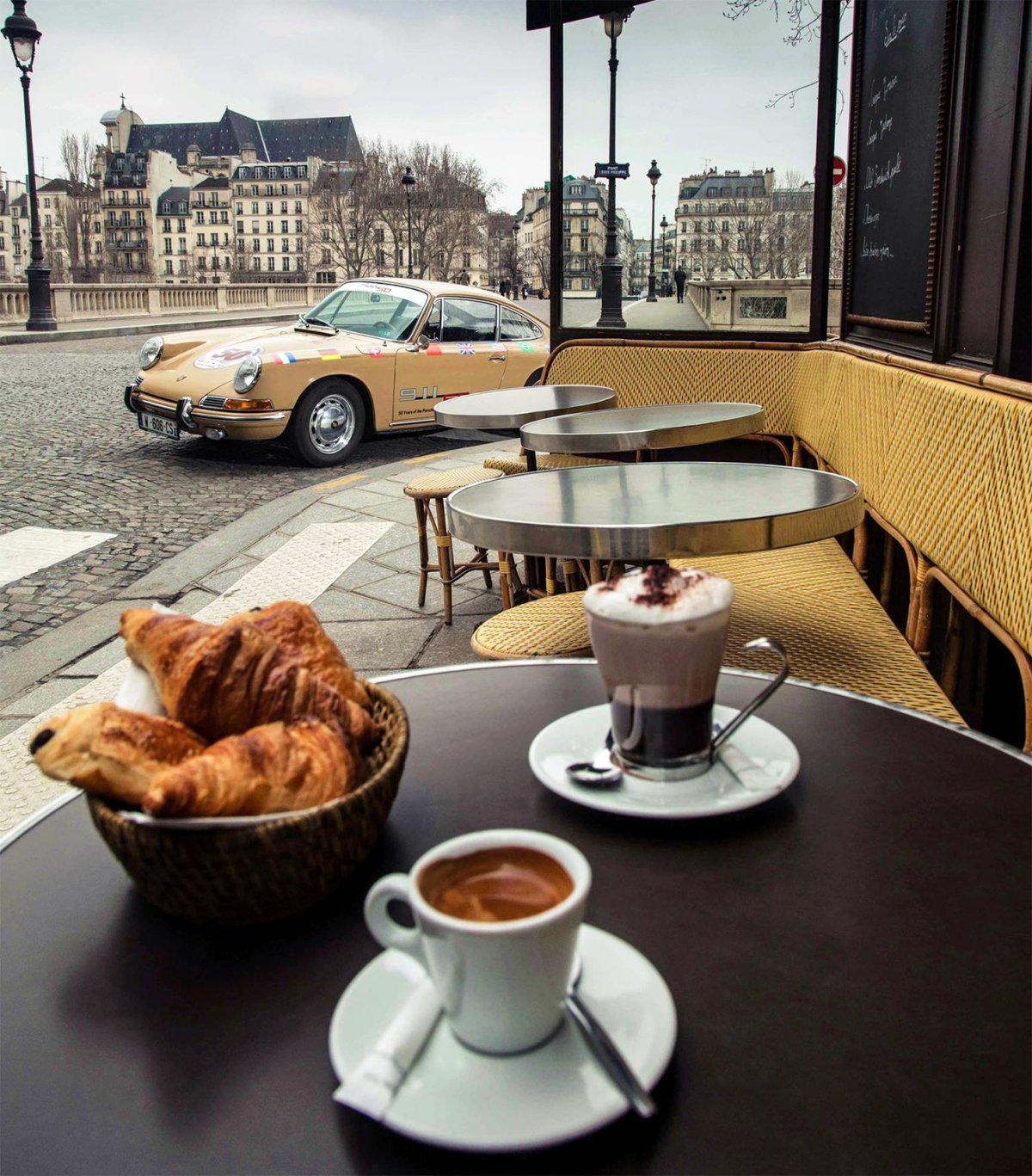 Девушка пьет кофе