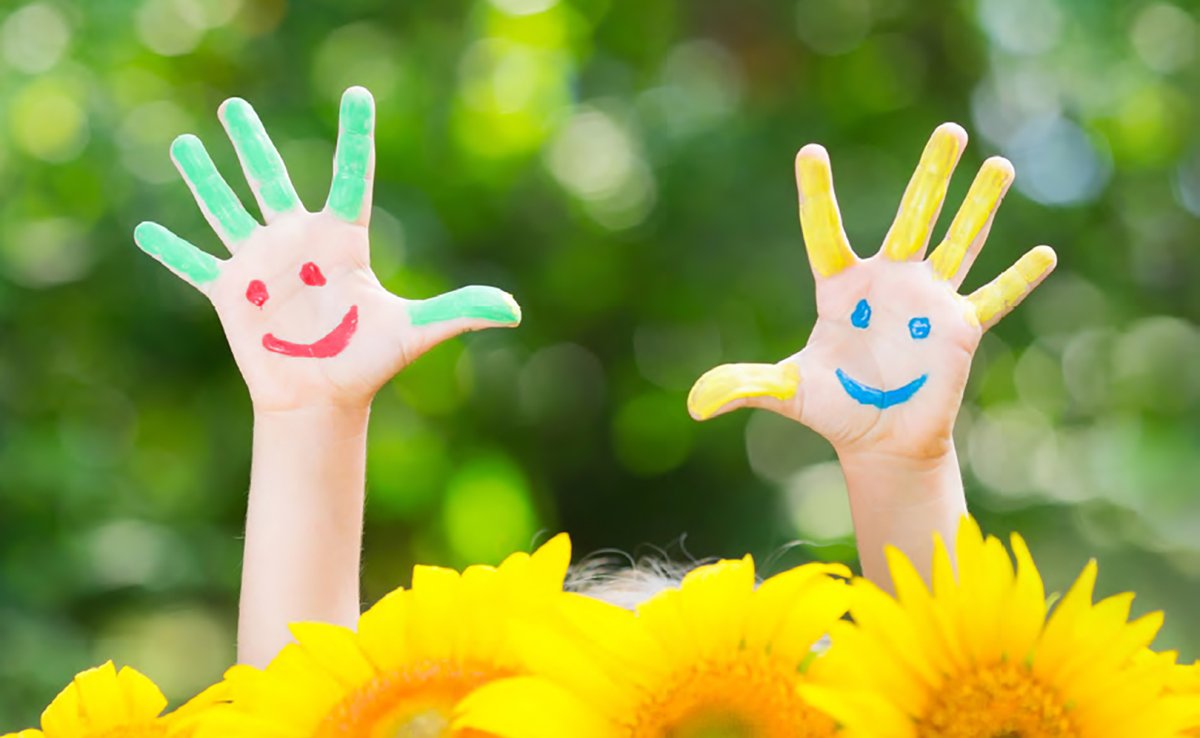 Машет рукой