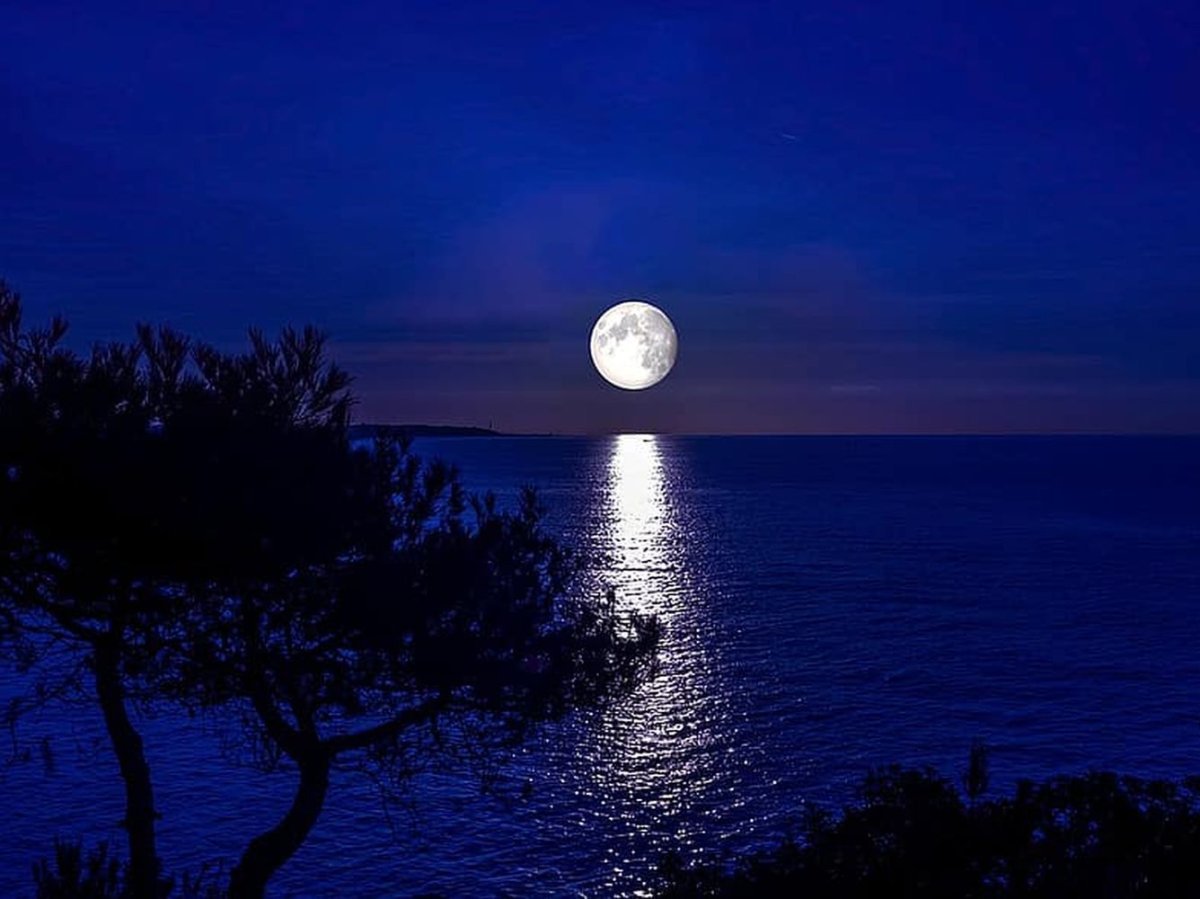 Луна над морем