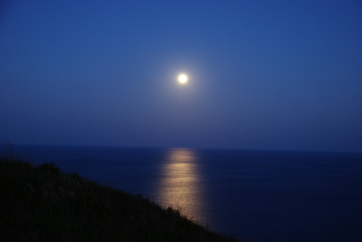 Луна и море