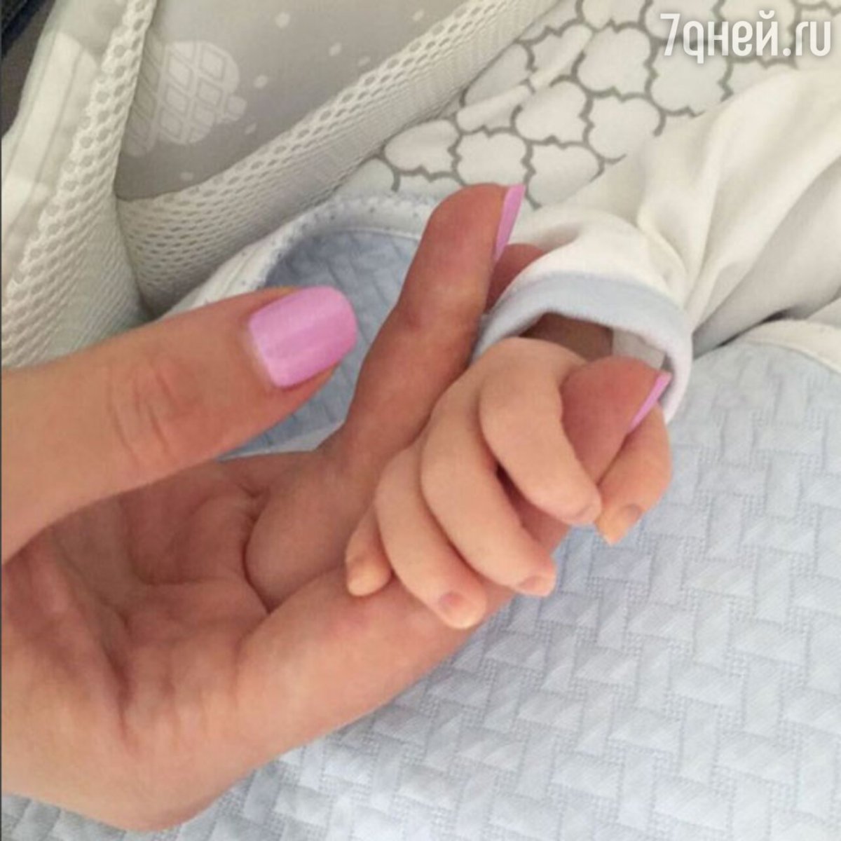 Детские ножки новорожденных