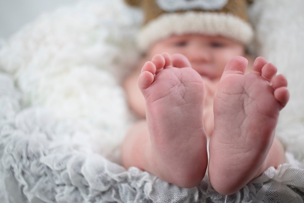 Обои с детскими ножками