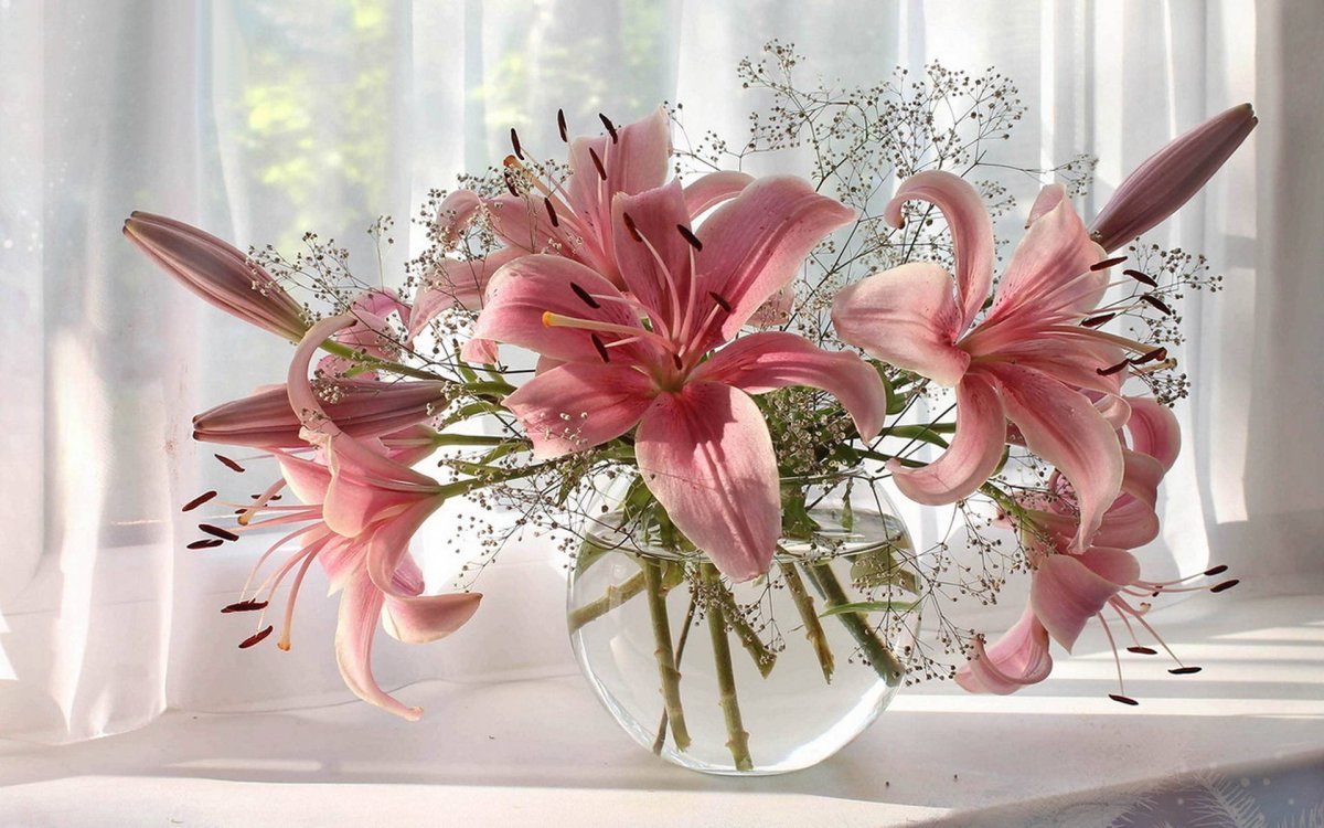 Лилии в вазе