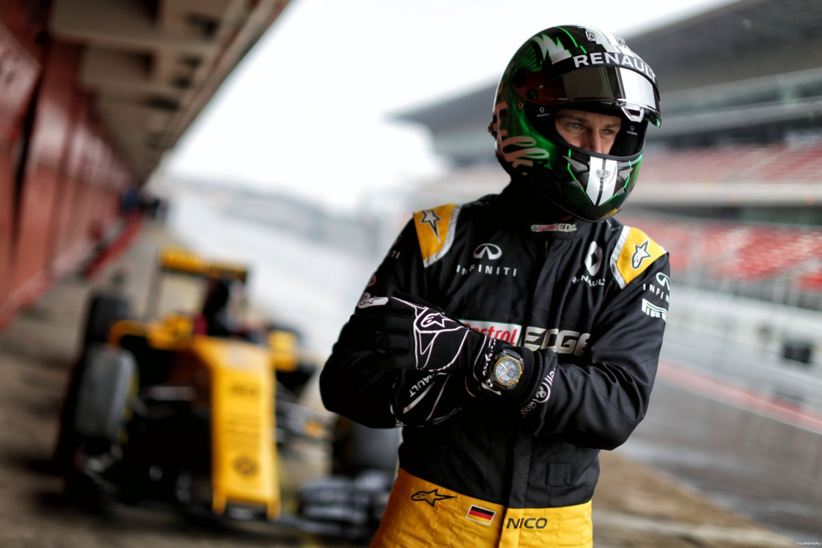 Гонщик в шлеме