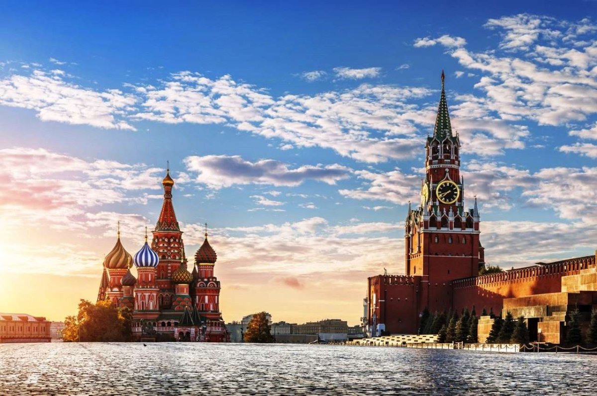 Москва Спасская башня и храм Василия Блаженного