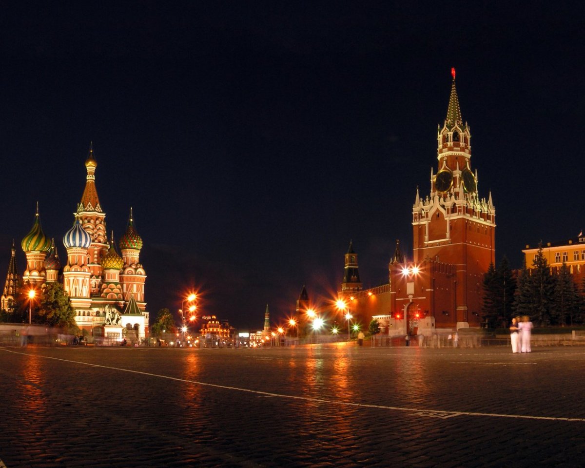 Собор Василия Блаженного на фоне Спасской башни