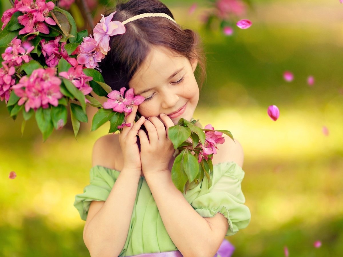 Маленькая девочка с цветами
