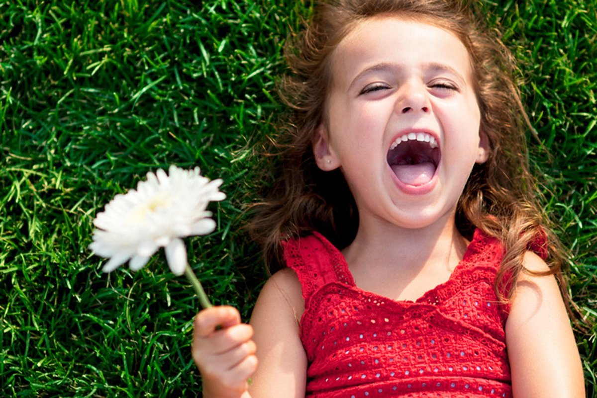 Дети смеются