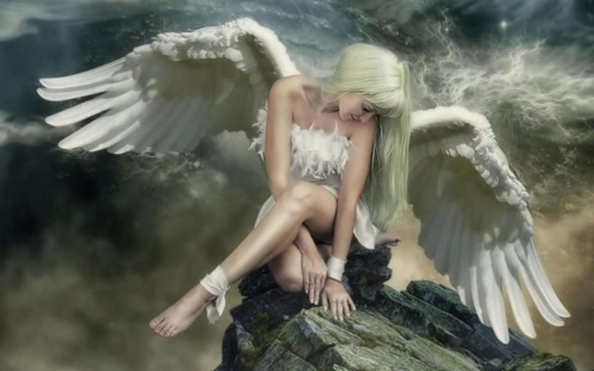 Сидящий ангел с крыльями