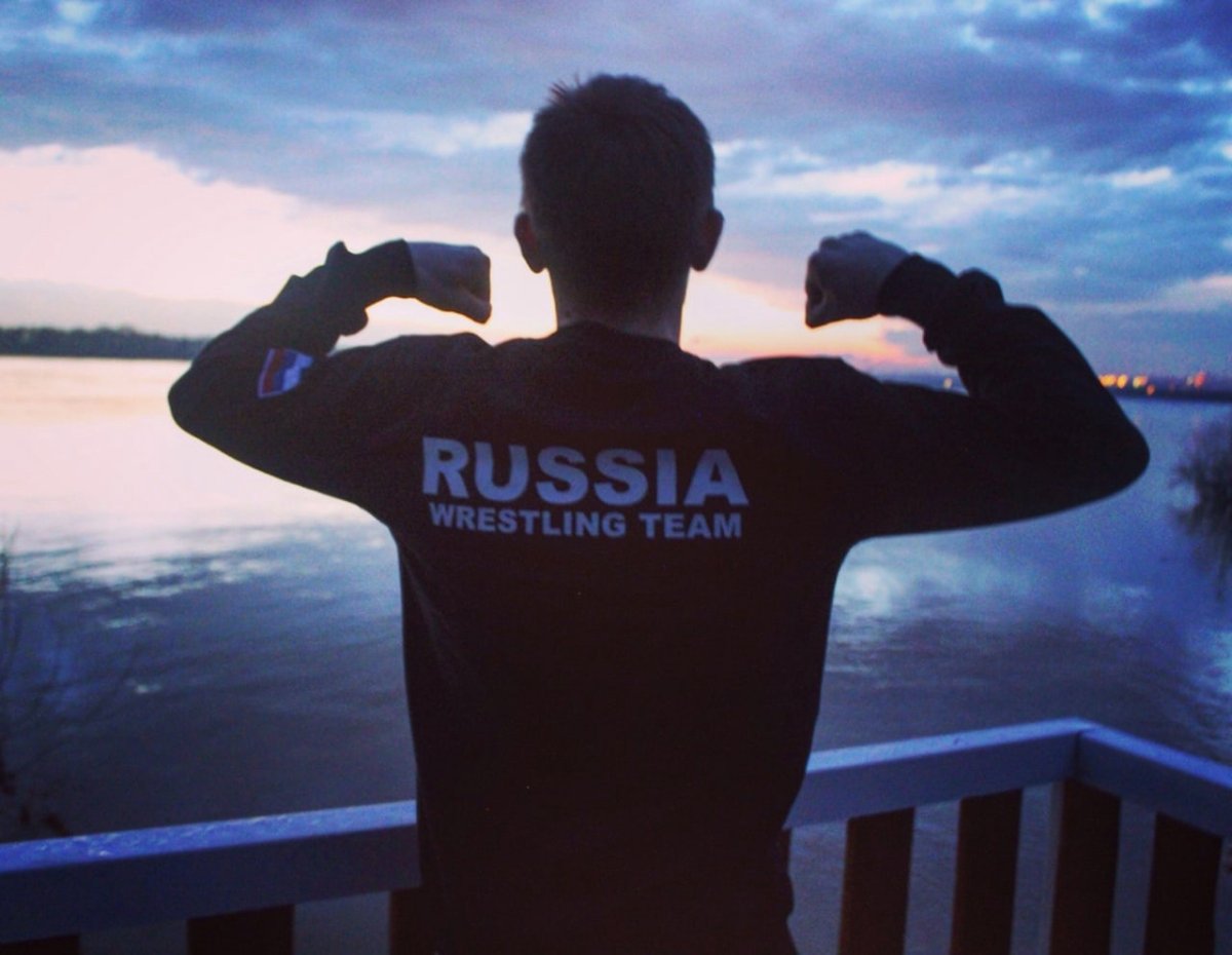 Пацан в толстовке Russia