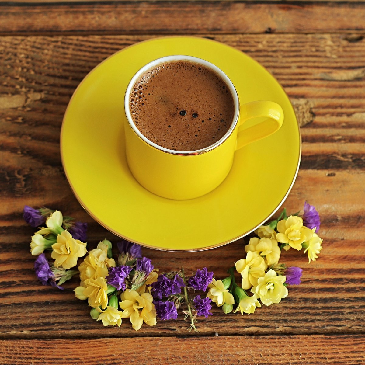 Яркие кофейные чашки