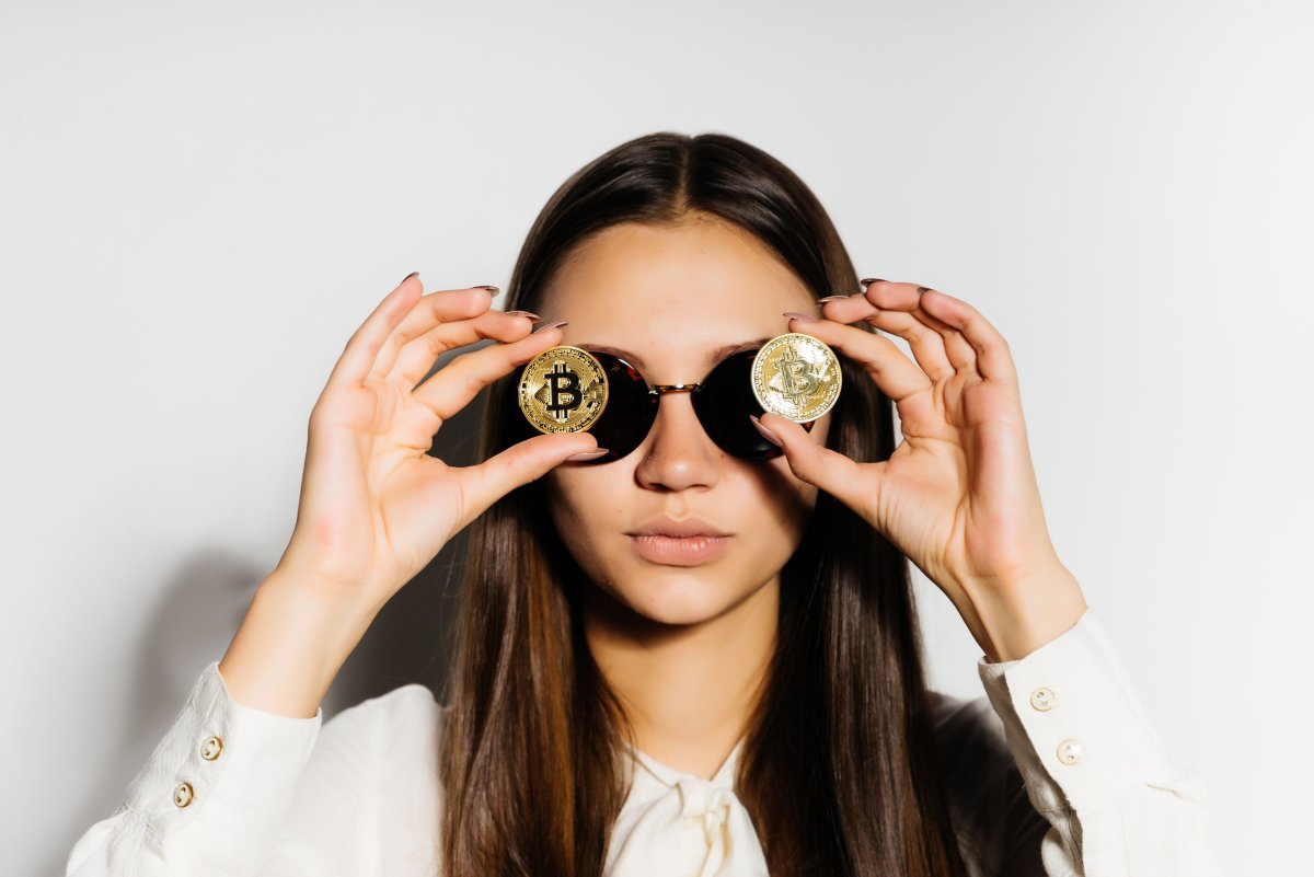 Девушка с монетами