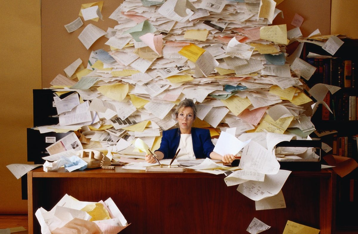 Стол заваленный бумагами